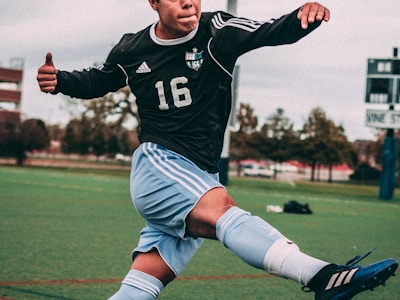 意甲比赛教练指挥镜头 - 场边主教练专注指挥比赛