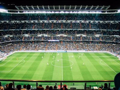 英超比赛激烈对抗画面 - 两名球员争抢高空球