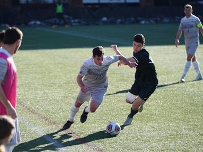 皇家马德里足球俱乐部徽章 - 白色背景与皇冠图案